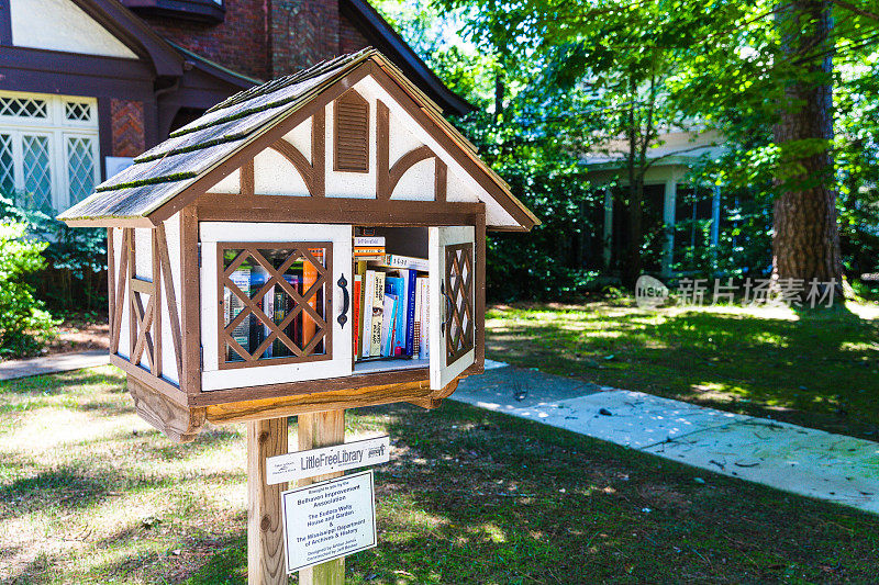 MS . Jackson的Belhaven社区，Eudora Welty House附近的小免费图书馆，门是开着的